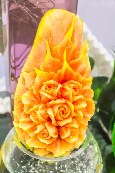 Tallado de papaya en forma de rosas . —  Fotos de Stock