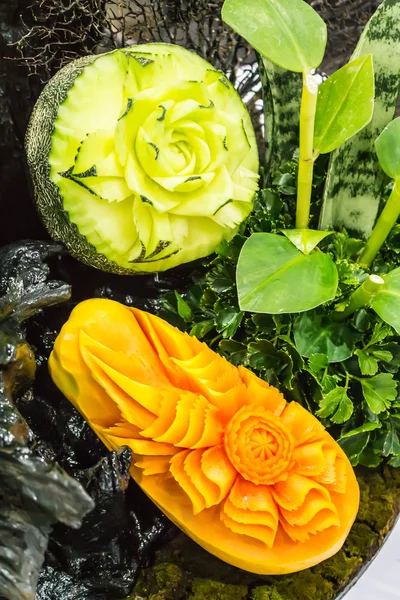 Mélanger les fruits sculptés dans le panier . — Photo