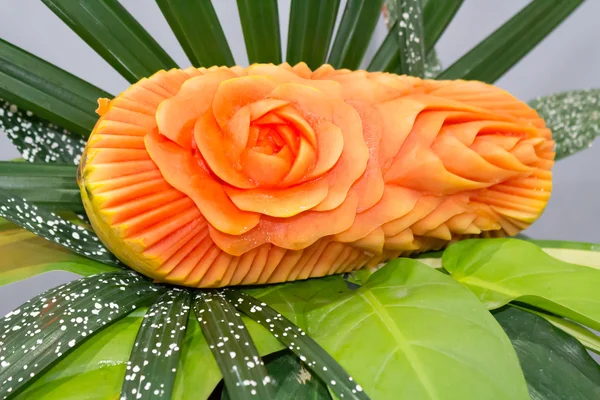 Papaya-Fruchtschnitzen in Form von Rosen. — Stockfoto