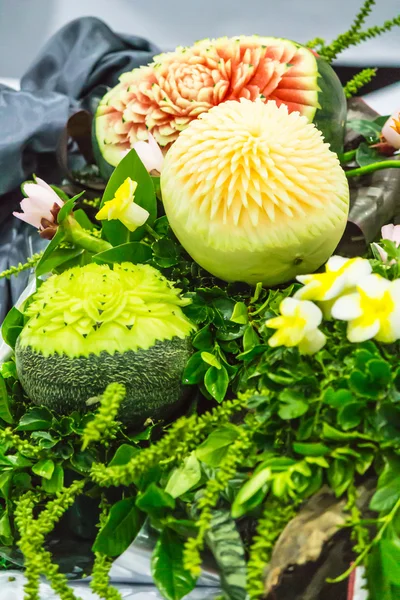 Schnitzen von Cantaloupe und Wassermelone. — Stockfoto