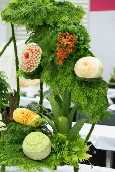 Mélanger les fruits sculptés sur des ensembles de table . — Photo