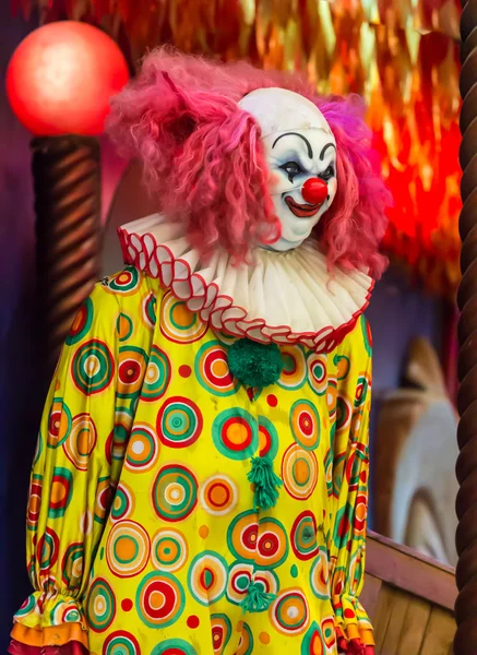 Scary clown docka leende. — Stockfoto