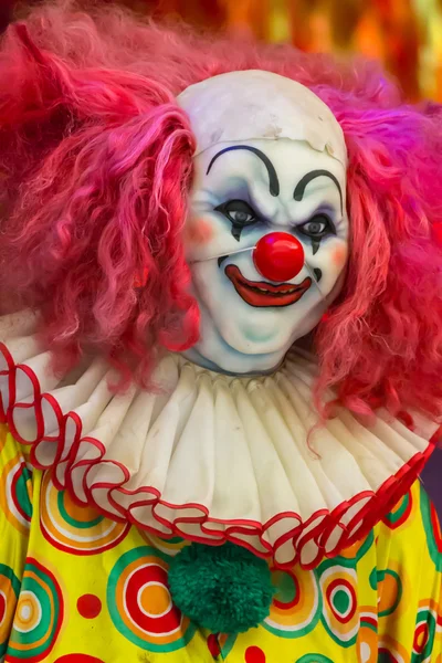 Gruselige Clownpuppe lächelt. — Stockfoto