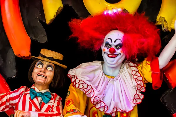 Bambola clown spaventoso sorridente . — Foto Stock