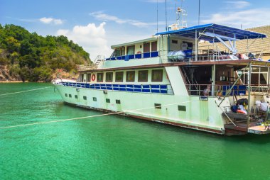 Yolcu gemisi yüzer.