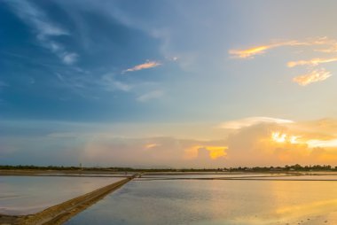 Günbatımı üzerinde boş serum.