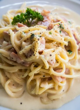 Cabonara soslu spagetti.