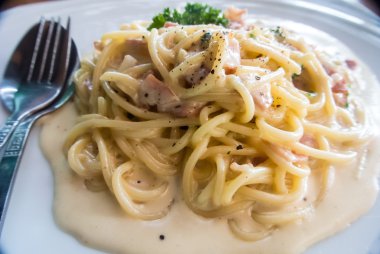 Cabonara soslu spagetti.