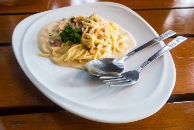 Cabonara soslu spagetti.