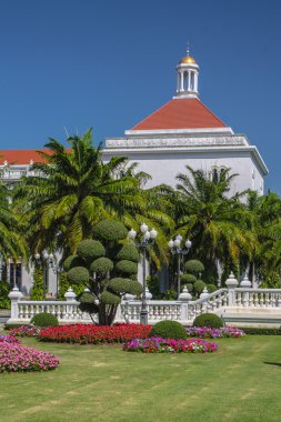 Bahçedeki kilisede.