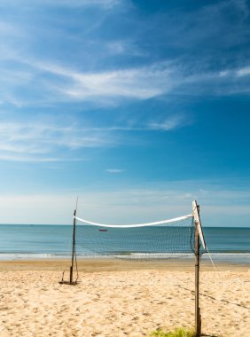 Kumsalda voleybol ağı.