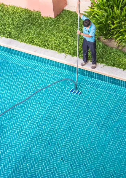 Worker cleaning the pool. — Stock Photo, Image