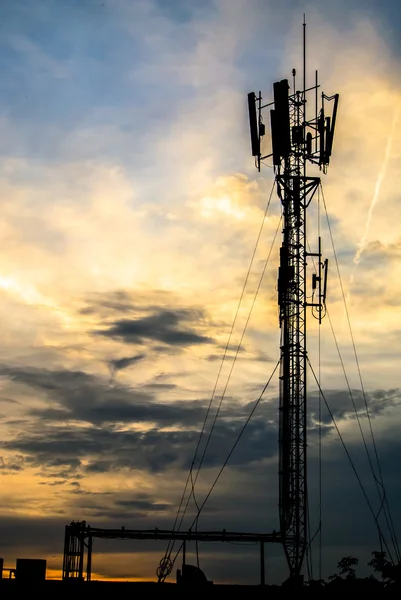 Torre de Telecomunicações em Luz da Noite . — Fotografia de Stock