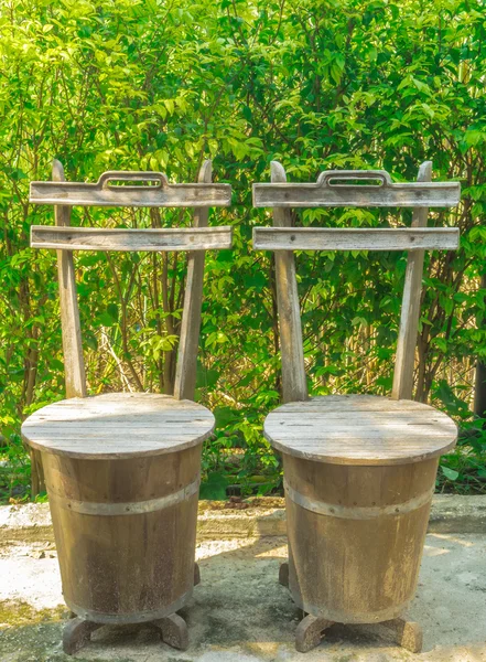 Oude houten vaten gebruikt als stoelen. — Stockfoto