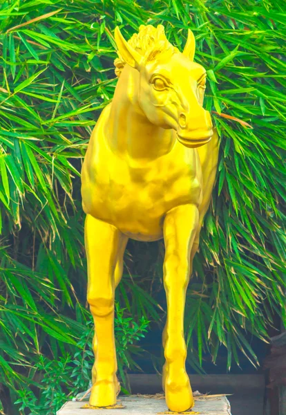 Estátua de cavalo dourado . — Fotografia de Stock