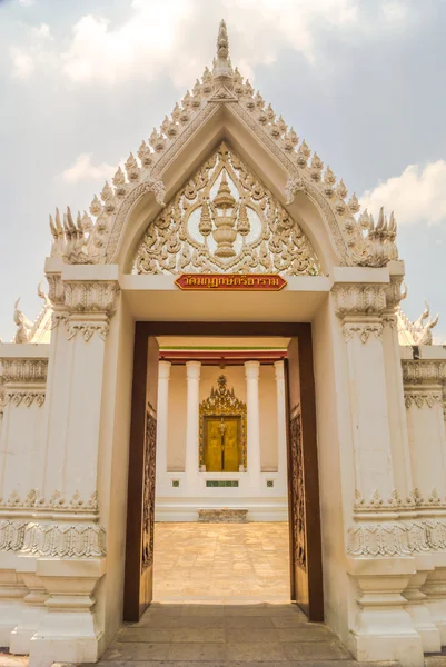 Traditionell thailändsk konst av mönstertyp dörr. — Stockfoto