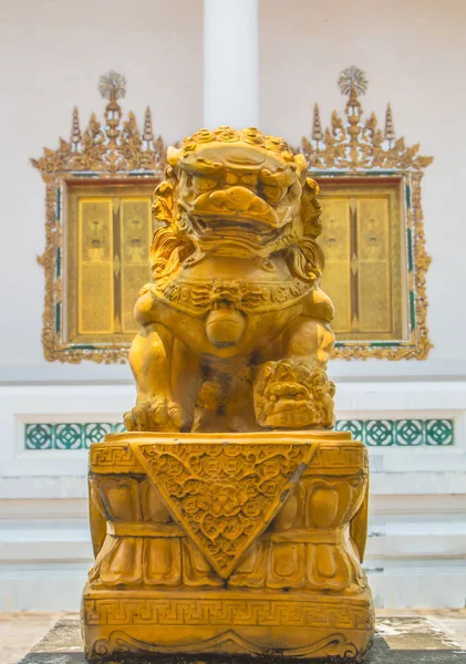 Guld-lion staty. — Stockfoto