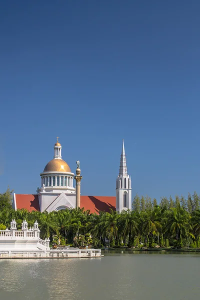 Iglesia junto al lago. — Foto de Stock