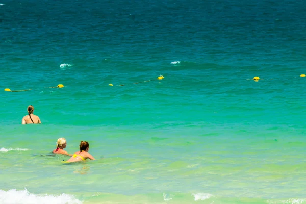 海でリラックスした女性. — ストック写真