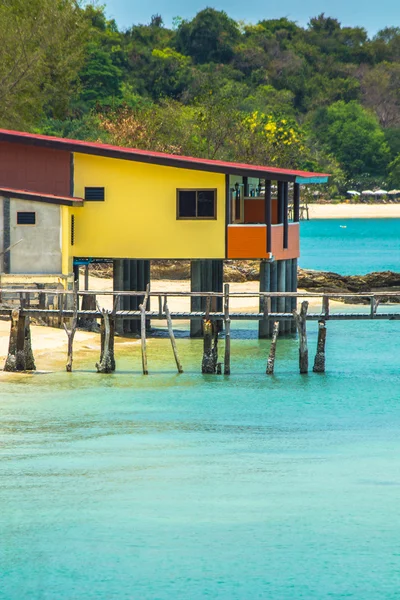 Lebendiges Zuhause auf der Insel. — Stockfoto