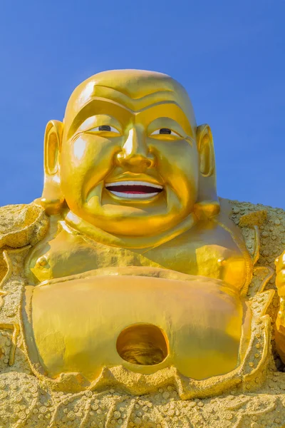 Lächelnde goldene Buddha-Statue. — Stockfoto