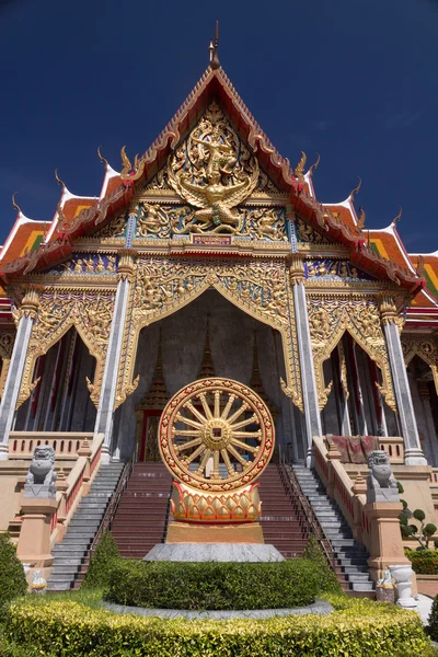 Thailändsk stil kungligt tempel på blå isolerade — Stockfoto