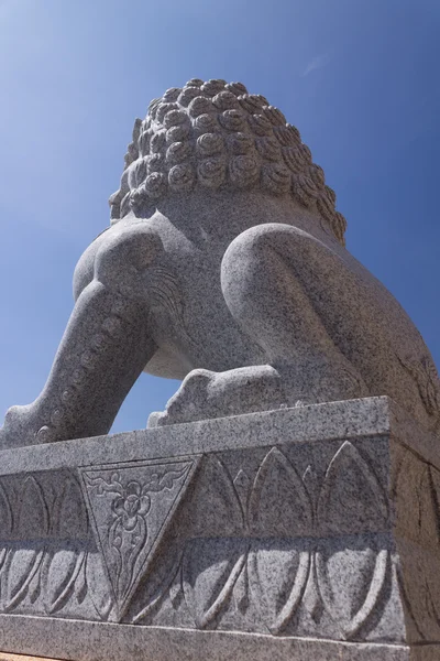 Statua del leone imperiale cinese, isolata su sfondo blu — Foto Stock