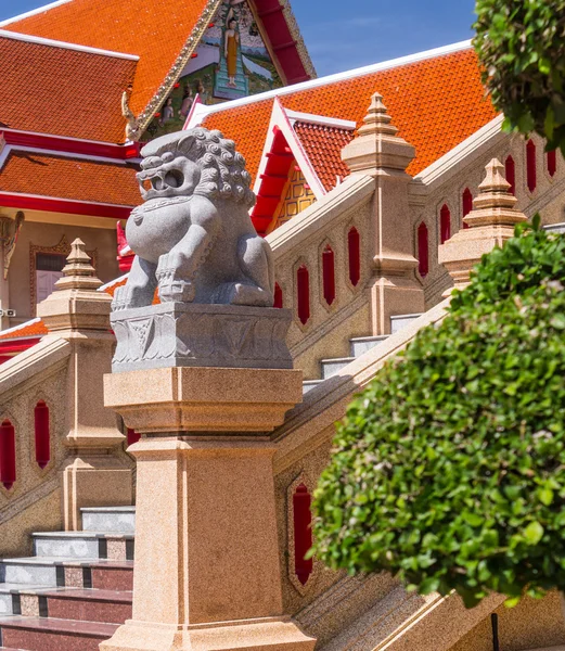 Estatua de león de granito permanecer en frente del templo tailandés — Foto de Stock