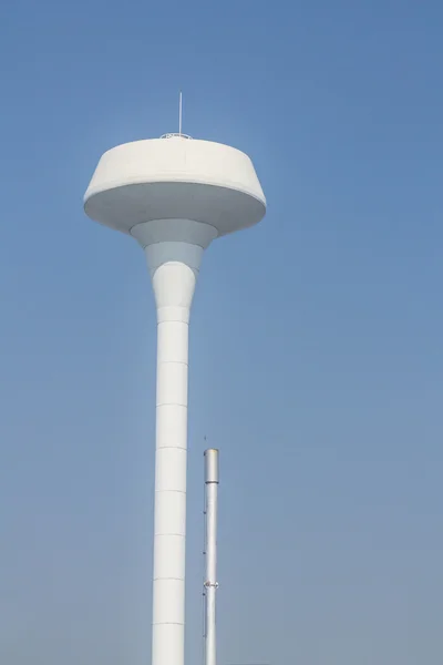 Biała wieża zbiornika wody — Zdjęcie stockowe