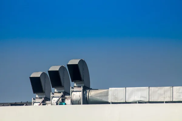 Sistemas industriais de ar condicionado e ventilação em um telhado — Fotografia de Stock