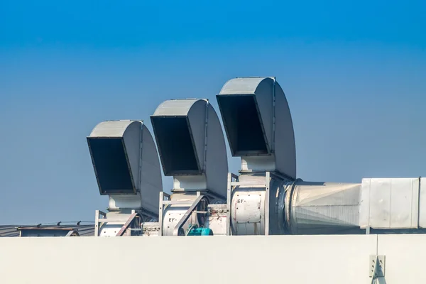 Impianti industriali di climatizzazione e ventilazione su tetto — Foto Stock