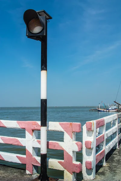 Traffic-light is gelegen op de brug over de zee. — Stockfoto