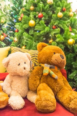 Oyuncak ayı ve Noel ağacı.