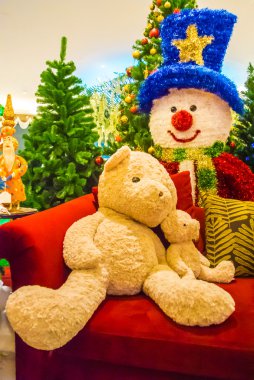 Oyuncak ayı ve Noel ağacı.