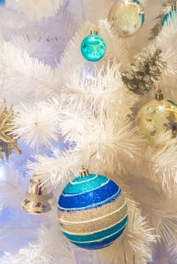 Noel süsler beyaz Noel ağacı üzerinde.