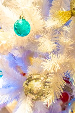 Noel süsler beyaz Noel ağacı üzerinde.