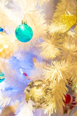 Noel süsler beyaz Noel ağacı üzerinde.