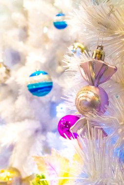 Noel süsler beyaz Noel ağacı üzerinde.