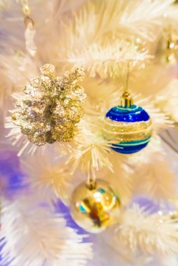 Noel süsler beyaz Noel ağacı üzerinde.