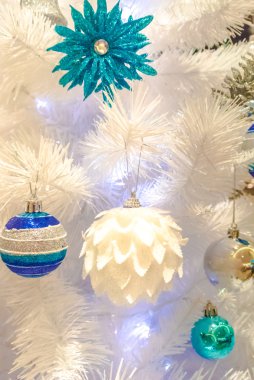 Noel süsler beyaz Noel ağacı üzerinde.