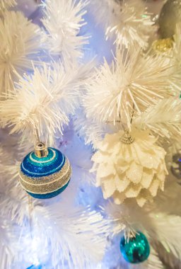 Noel süsler beyaz Noel ağacı üzerinde.