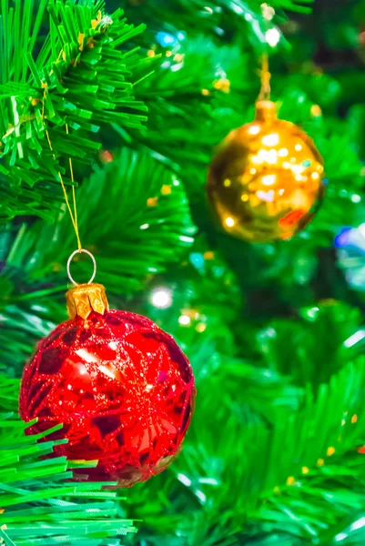 Adornos de Navidad en un árbol de Navidad. — Foto de Stock