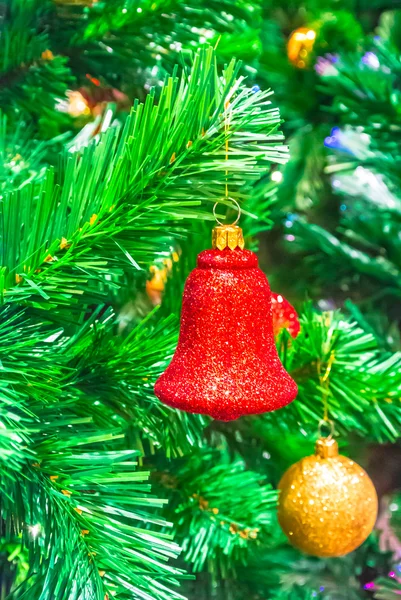 Enfeites de Natal em uma árvore de Natal. — Fotografia de Stock