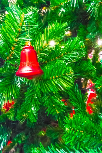 Enfeites de Natal em uma árvore de Natal. — Fotografia de Stock