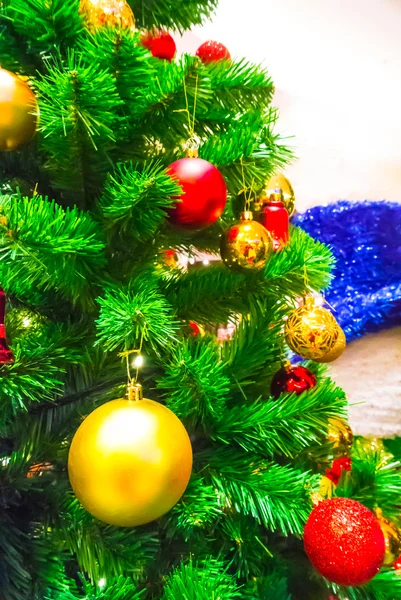 Adornos de Navidad en un árbol de Navidad. — Foto de Stock
