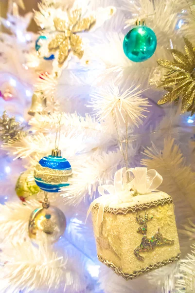 Adornos de Navidad en árbol de Navidad blanco . — Foto de Stock