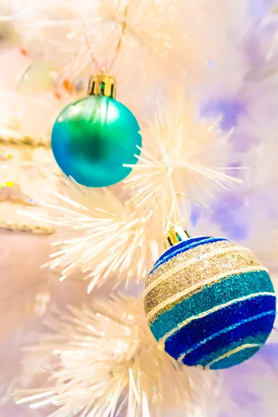 Рождественские украшения на белой елке . — стоковое фото