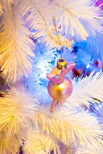 Adornos de Navidad en árbol de Navidad blanco . — Foto de Stock