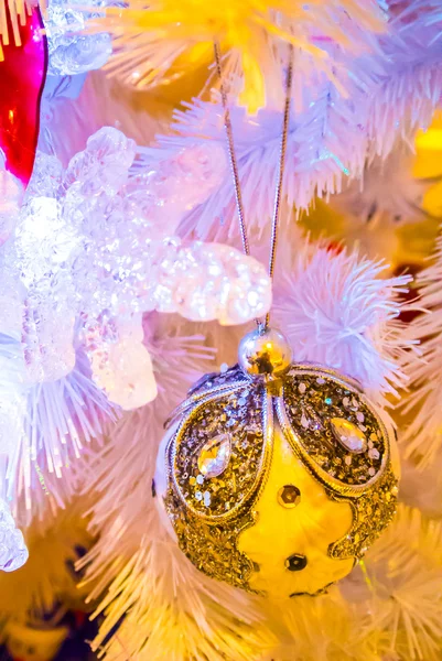 Adornos de Navidad en árbol de Navidad blanco . —  Fotos de Stock