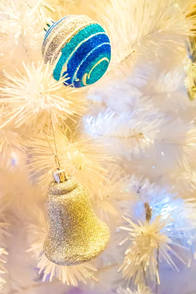 Adornos de Navidad en árbol de Navidad blanco . — Foto de Stock